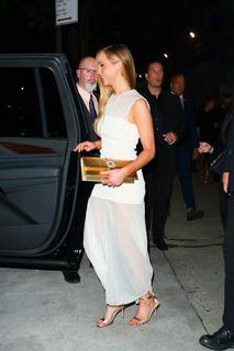 Jennifer Lawrence feet photo thumbnail