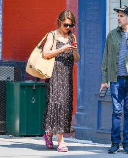 Katie Holmes feet photo thumbnail