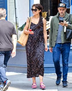 Katie Holmes feet photo thumbnail