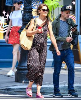 Katie Holmes feet photo thumbnail