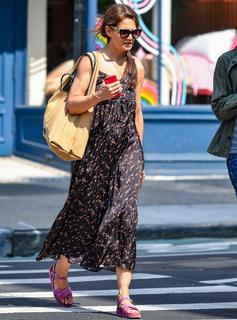 Katie Holmes feet photo thumbnail