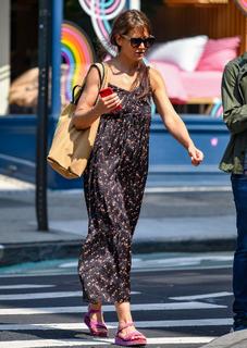 Katie Holmes feet photo thumbnail