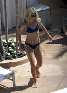 Kelly Ripa feet photo thumbnail