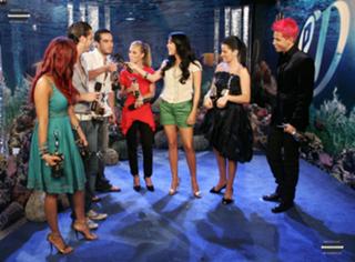 Dulce María feet photo thumbnail