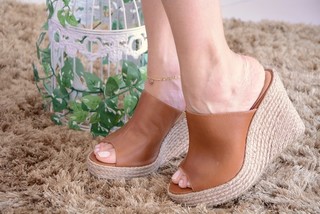 Cláudia Citroni feet photo thumbnail