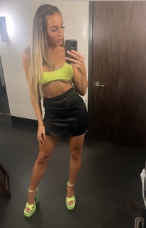 Chelsea Green feet photo thumbnail