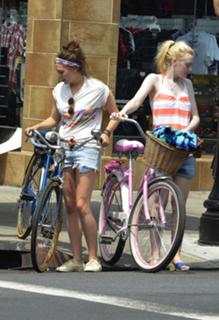 Dakota Fanning feet photo thumbnail