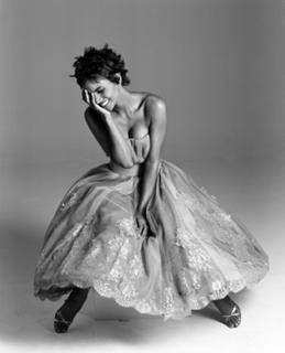 Halle Berry feet photo thumbnail