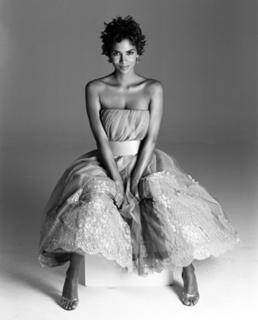 Halle Berry feet photo thumbnail