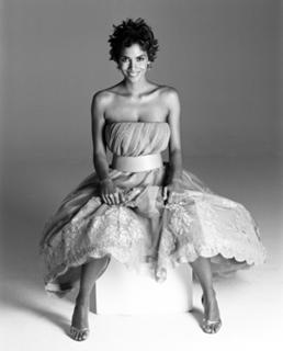 Halle Berry feet photo thumbnail