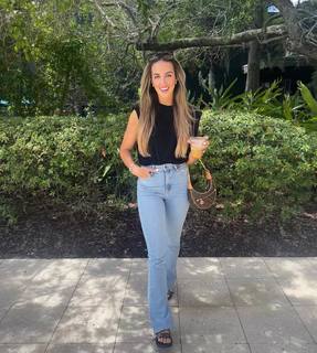 Chelsea Green feet photo thumbnail