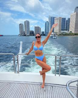 Chelsea Green feet photo thumbnail