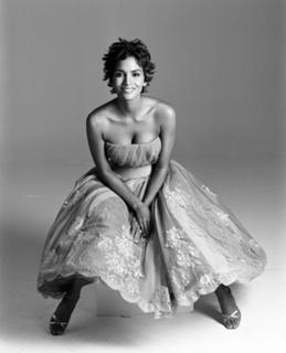 Halle Berry feet photo thumbnail