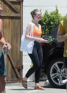 Elle Fanning feet photo thumbnail