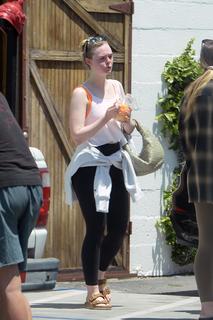 Elle Fanning feet photo thumbnail
