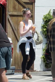 Elle Fanning feet photo thumbnail