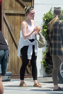 Elle Fanning feet photo thumbnail