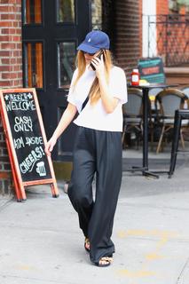 Jennifer Lawrence feet photo thumbnail