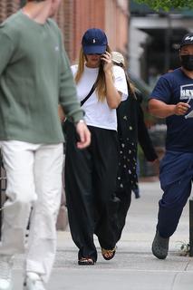 Jennifer Lawrence feet photo thumbnail