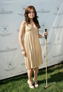 Mandy Moore feet photo thumbnail
