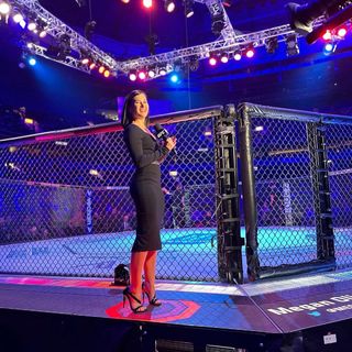 Megan Olivi feet photo thumbnail