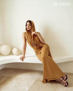 Hailee Steinfeld feet photo thumbnail