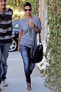 Halle Berry feet photo thumbnail