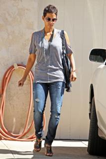 Halle Berry feet photo thumbnail