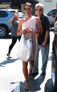 Halle Berry feet photo thumbnail