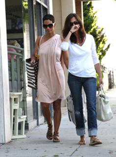 Halle Berry feet photo thumbnail