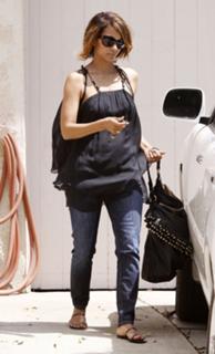 Halle Berry feet photo thumbnail