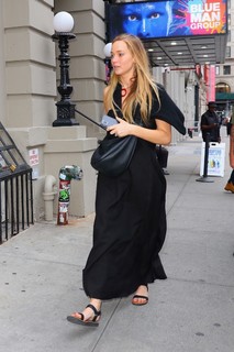 Jennifer Lawrence feet photo thumbnail