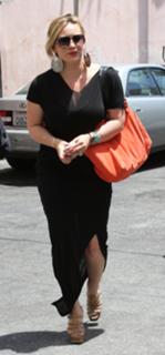 Hilary Duff feet photo thumbnail