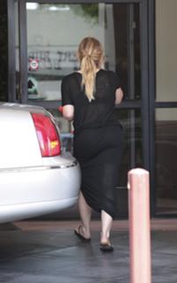 Hilary Duff feet photo thumbnail