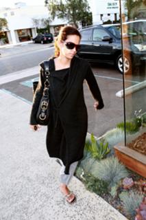 Halle Berry feet photo thumbnail