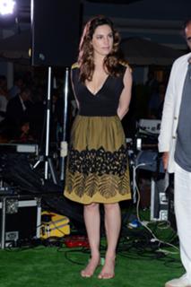 Kelly Brook feet photo thumbnail