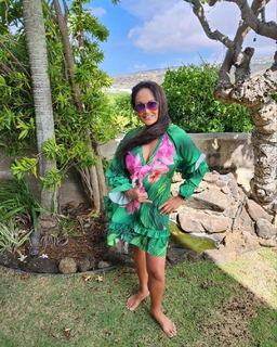 Tia Carrere feet photo thumbnail