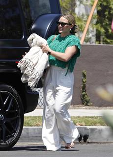 Hilary Duff feet photo thumbnail