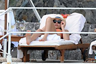 Jessica Alba feet photo thumbnail