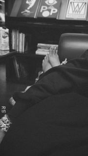 Halle Bailey feet photo thumbnail