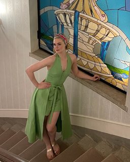 Elle Fanning feet photo thumbnail