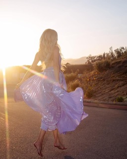 Kelsea Ballerini feet photo thumbnail