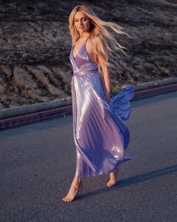 Kelsea Ballerini feet photo thumbnail