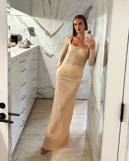 Rosie Huntington-Whiteley feet photo thumbnail
