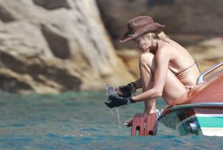Elle Macpherson feet photo thumbnail