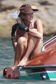 Elle Macpherson feet photo thumbnail