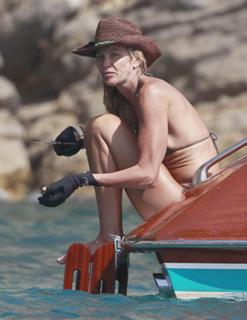 Elle Macpherson feet photo thumbnail