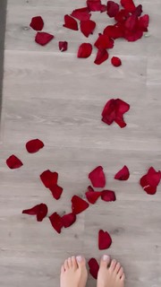 Kéfera Buchmann feet photo thumbnail
