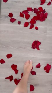 Kéfera Buchmann feet photo thumbnail