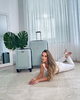 Carla Diaz feet photo thumbnail